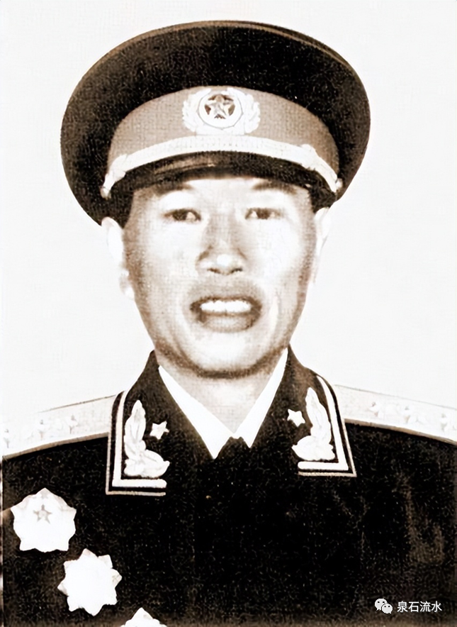 1949年，广东党政军首长合影，陈赓靠边站，洪学智下蹲，还有3个外国人