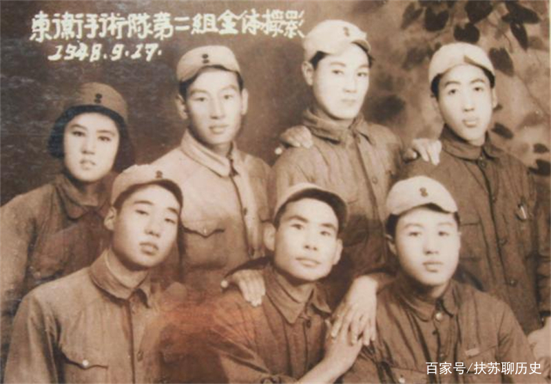 任桂兰（二排左一）