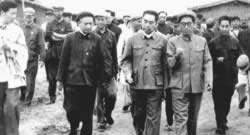 1962年6月，余秋里同志陪同周恩来总理视察大庆油田