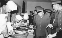 1986年，余秋里同志在南京军区某师考察培养军地两用人才工作时，观看战士烹调表演
