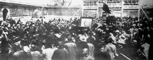 1925年3月12日，孙中山在北京逝世。4月2日孙中山灵柩出殡西山碧云寺，30万人为之送灵