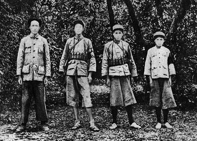 1931年毛泽东和警卫战士合影