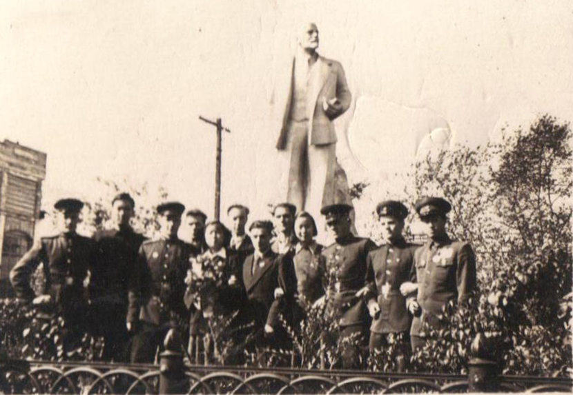 1951年刘子林（右1）出席第三届世界青年与学生和平联欢节