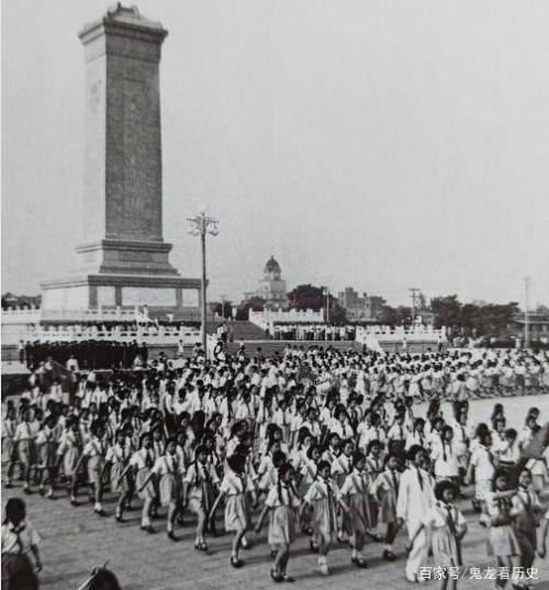 1958年5月1日，天安门广场50万人集会，共同见证了人民英雄纪念碑的揭幕仪式。