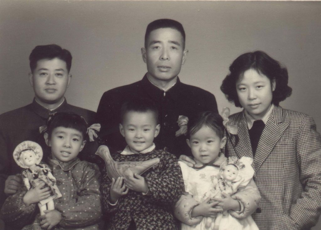 1958年后排左起刘子林、江涛、刘子林爱人，前排左起江和平（本文作者）、江和平的妹妹、刘子林的女儿