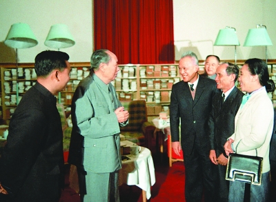 1973年11月19日，毛泽东在中南海会见越南南方民族解放阵线中央委员会主席团主席、越南南方共和临时革命政府顾问委员会主席阮友寿等。李德生（右三）参加会见。新华社发