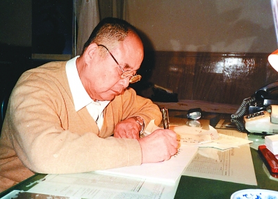 1992年12月，李德生在家中学习。