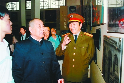 1997年5月，李德生在徐州淮海战役纪念馆参观。