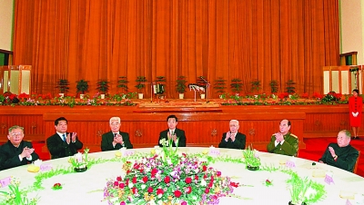 1999年2月10日，胡锦涛出席在人民大会堂举行的在京老同志迎春茶话会。右一为李德生。新华社记者 王新庆摄