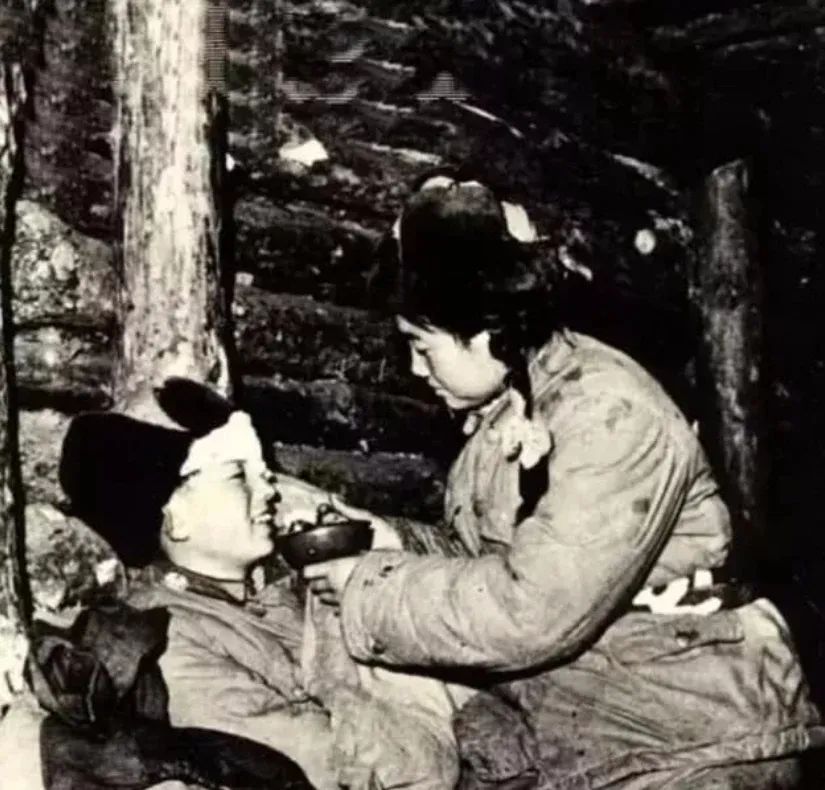 1952年女战士解秀梅献花时越规拥抱毛主席，结果怎样？
