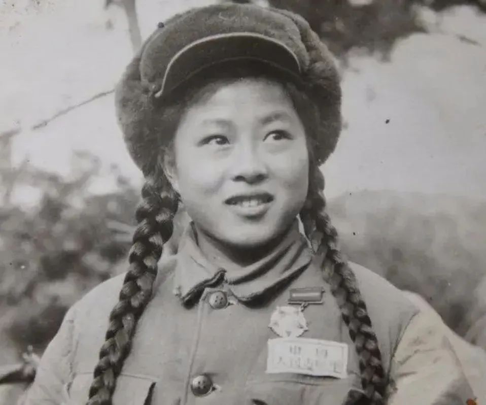 1952年女战士解秀梅献花时越规拥抱毛主席，结果怎样？