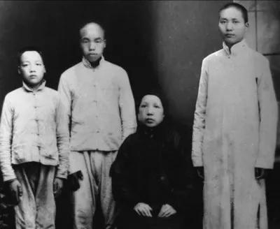毛泽覃、毛泽东、毛泽民与母亲的合影