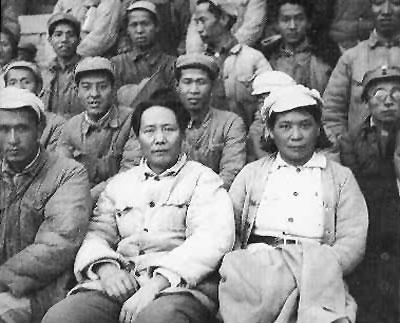 1942年5月，毛泽东同参加延安文艺座谈会的代表合影。