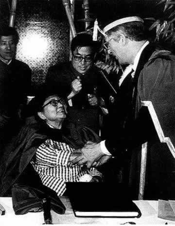 1981年5月8日宋庆龄副委员长获加拿大维多利亚大学荣誉法学博士学位