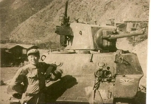 藏字419部队政治部主任魏克在缴获印军坦克前留影