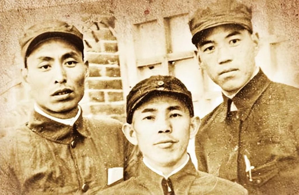 （由左至右）49团继任政委李如海、时任团长苟在合、时任50团副团长杨毅