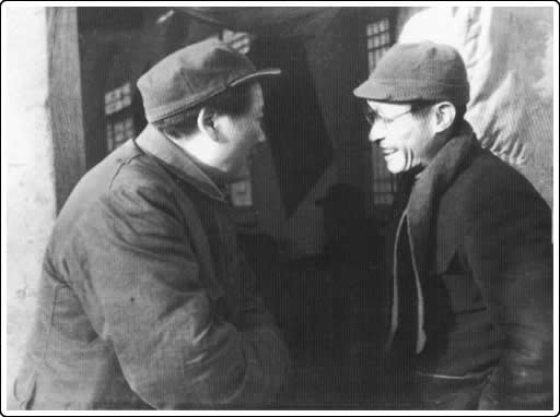 1943年，毛泽东与王稼祥在延安