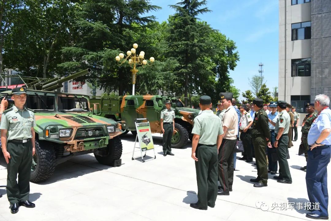 驻华武官赴中部战区参观访问