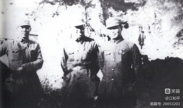 1942年李新农(中）与陈孝强（右）