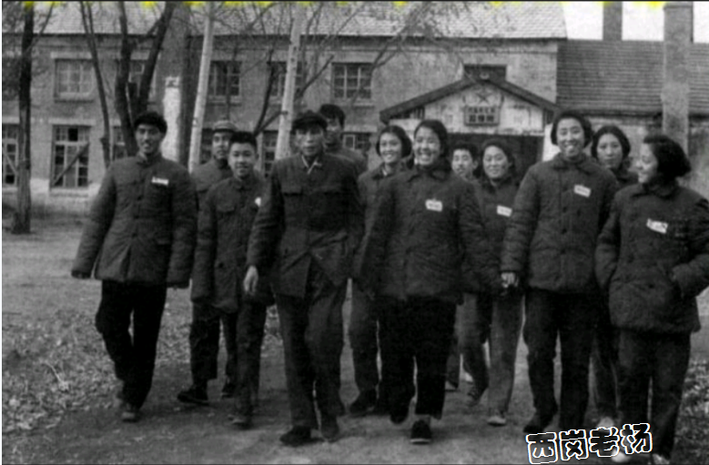 1964年余友清场长陪同北京知青在场部参观