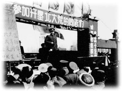 1958年4月，密山一下子拥来“十万官兵”，大街小巷都站满了军人……