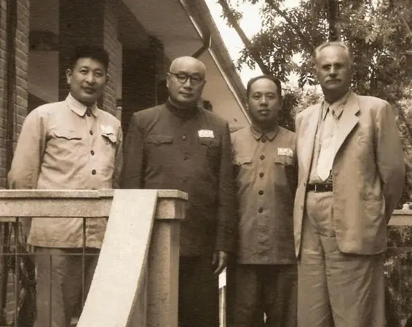 刘伯承院长兼政委、陈伯钧副院长（右二）、钟期光副政委（左一）与苏联总顾问罗赫里斯基中将合影。