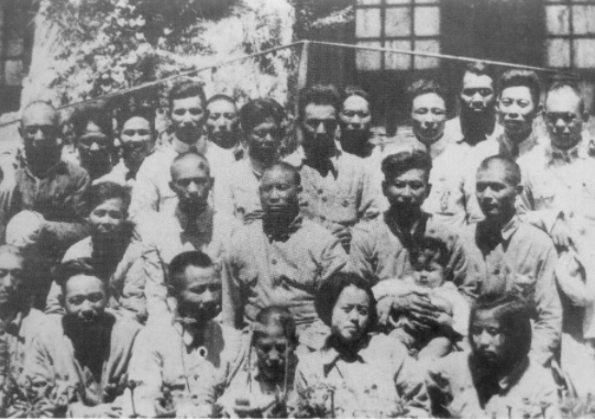 1944年秋，旅长张宗逊（后排右三）欢送三五八旅“南下支队”时留影