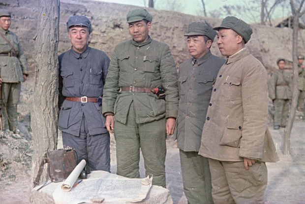 1949年的彩色照片记录下西北野战军四位首长的珍贵合影（图中自左向右分别为：赵寿山、张宗逊、彭德怀、甘泗淇）