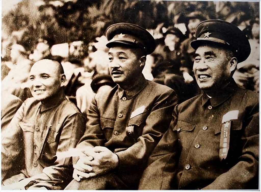 1952年8月1日，朱德、贺龙、邓小平在全军体育运动大会开幕式上。此时邓小平刚调中央工作，已经不穿军装了。
