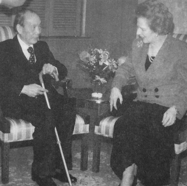 1992年4月11日，前任英国首相撒切尔夫人在美国芝加哥会见刘放吾，感谢他当年率部解救英军。