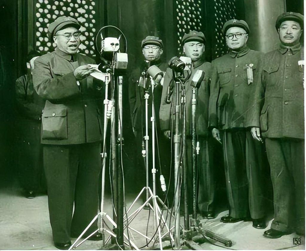 开国大典朱总司令宣读中国人民解放军总部命令（右起）：贺龙、刘伯承、陈毅、罗荣桓、朱德，颇具大将风范。