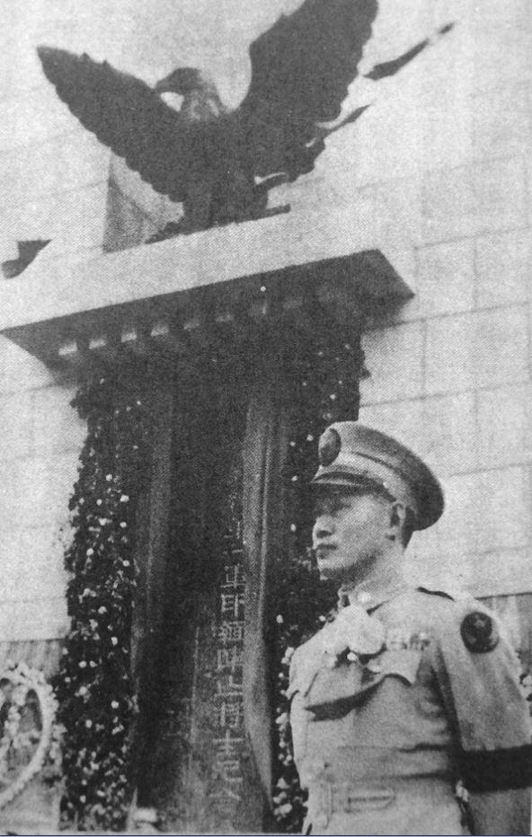 抗战胜利后，孙立人在广州建立新一军阵亡将士公墓，公墓纪念碑上的雄鹰标志是新一军军徽。