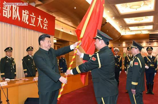 Chinese President Xi Jinping (L F), confers the military flag to Li Zuocheng (C F), commander of the Army of the Chinese People's Liberation Army (PLA), and Liu Lei, political commissar of the Army, in Beijing, capital of China, Dec. 31, 2015. The general commands of the PLA Army, Rocket Force and Strategic Support Force were founded on Thursday. [Photo/Xinhua] 