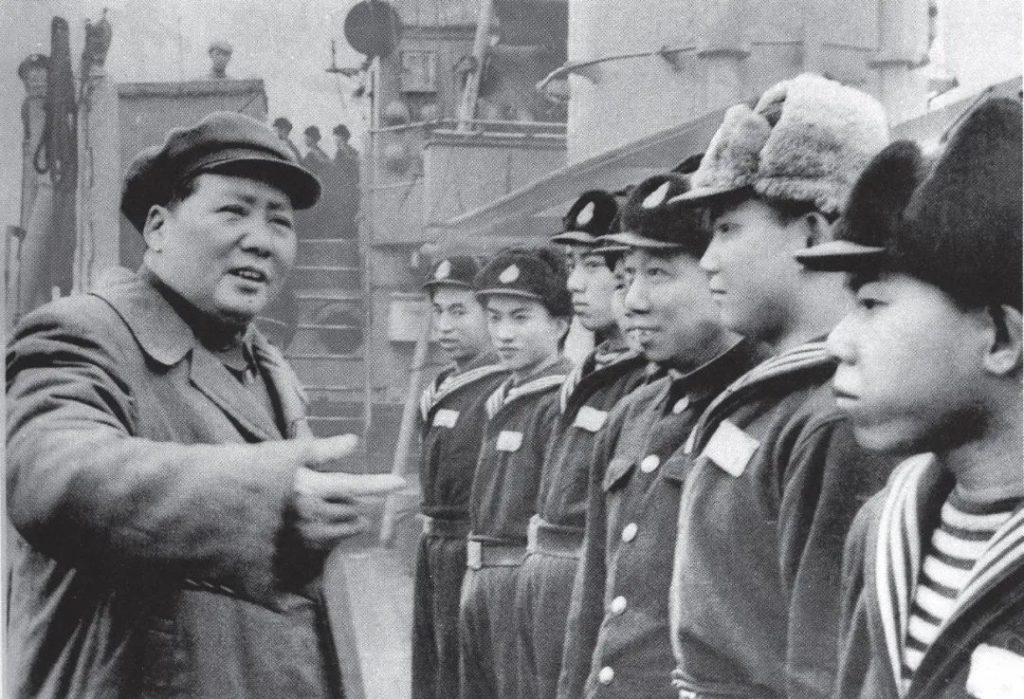 1953年2月，毛泽东视察中国人民解放军海军洛阳舰