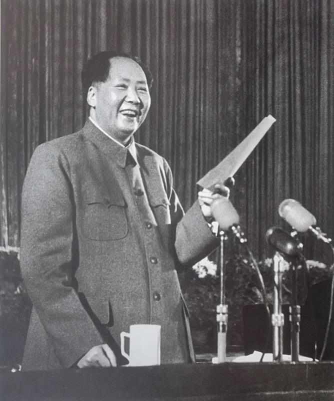 图片：1955年3月毛泽东在中国共产党全国代表会议上致开幕词