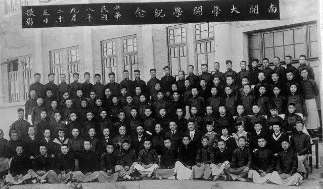 1919年9月25日南开大学成立，周恩来为首届文科学生。这是开学时全体师生的合影，后排左一为周恩来。