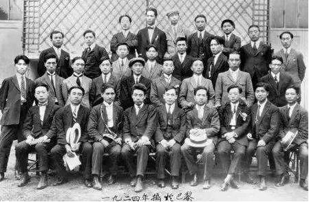 1924年7月，旅欧中国共产主义青年团第五次代表大会在巴黎召开，为选送干部回国参加国内革命运动作准备。这是全体代表的合影，前排左四为周恩来、左一为聂荣臻、右四为李富春，后排右三为邓小平。