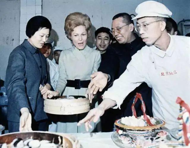 1972年2月22日，尼克松夫人帕特参观北京饭店后厨。