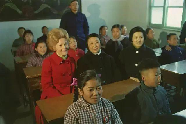 1972年2月23日，尼克松夫人帕特访问北京的一所小学。