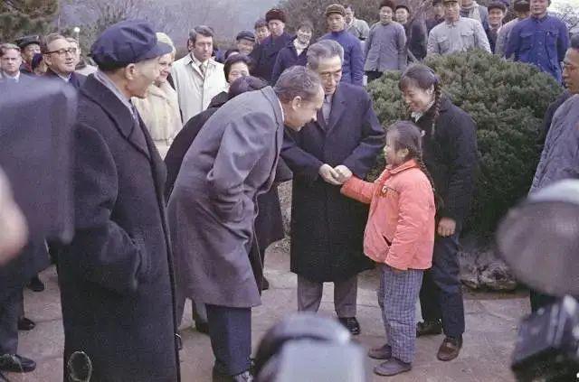 1972年2月26日，在杭州游览的尼克松问候一位小女孩。