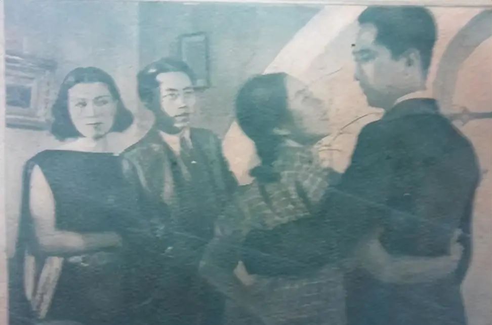 1936年，江青和唐纳的结婚照，看江青的长相，有点不一样