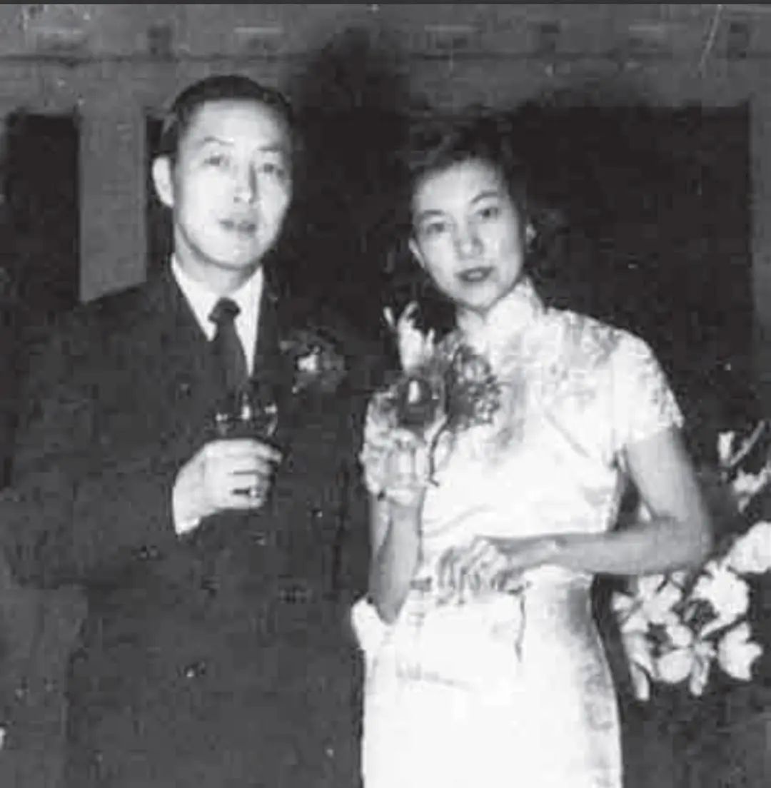 1936年，江青和唐纳的结婚照，看江青的长相，有点不一样