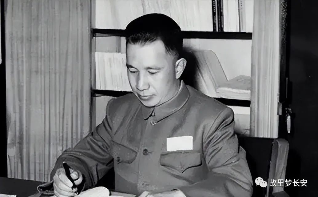 金门战役后，前线总指挥连降三级调离28军，1955年错失少将军衔