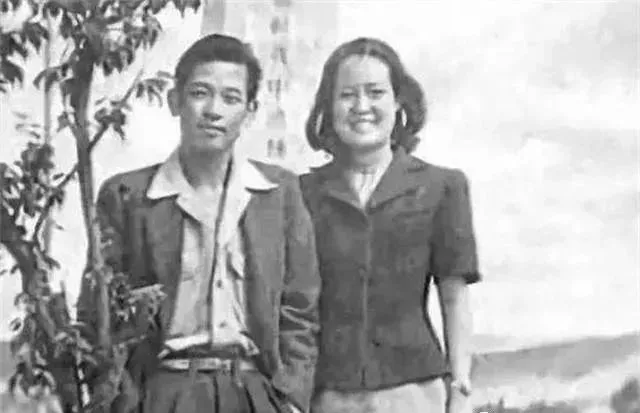 1936年，江青和唐纳的结婚照，看江青的长相，有点不一样