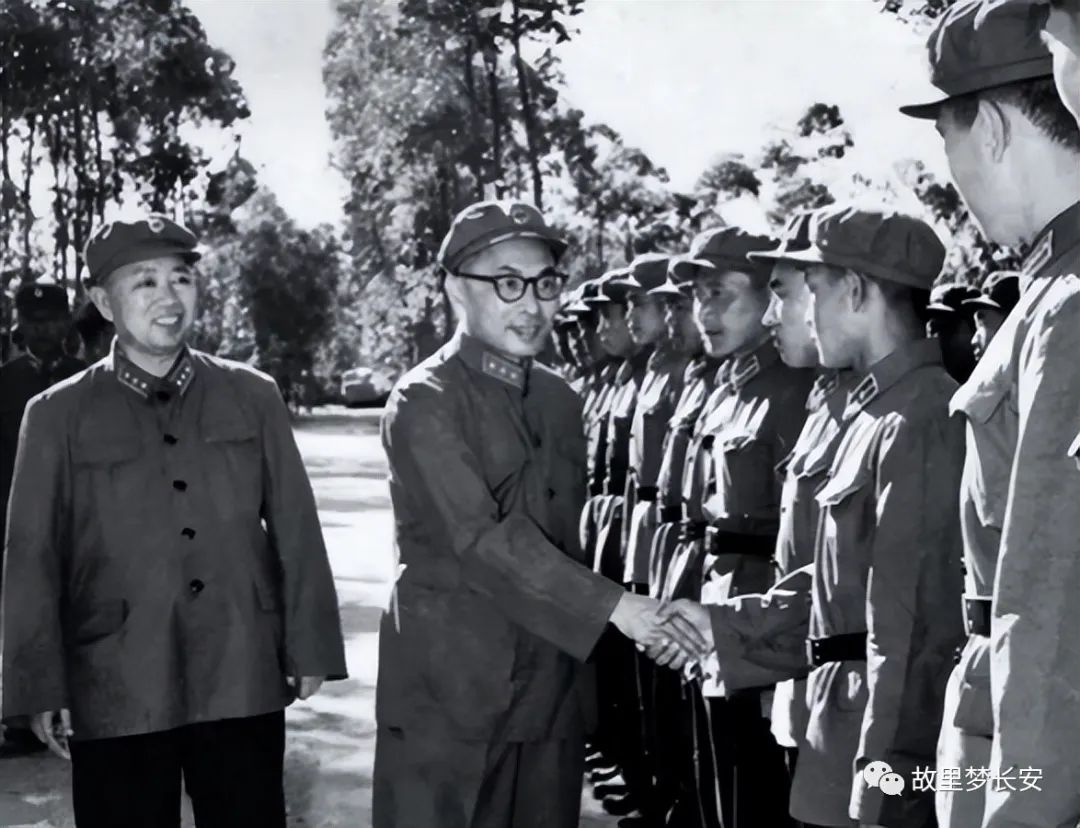 金门战役后，前线总指挥连降三级调离28军，1955年错失少将军衔
