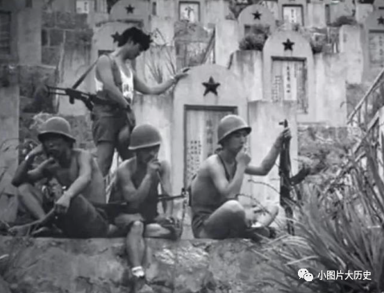 1979年，他们坐在麻栗坡战友墓碑前，手夹着烟卷，却相顾无言