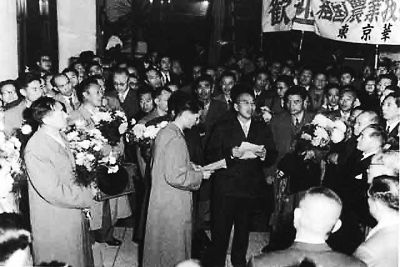 1957年11月，王震（中，执稿者）率中国民间农业代表团访问日本。