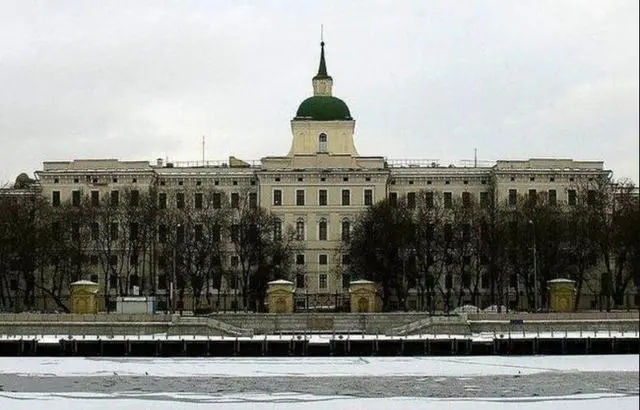 伏龙芝军事学院