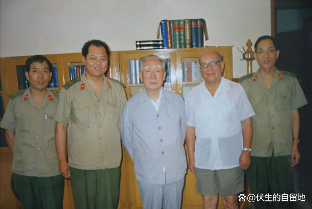 左起刘西君、杨志成、薄一波、安庆珠、陈启军