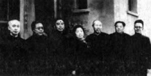 1946年春中共代表团成员在重庆中山路中共代表住处留影